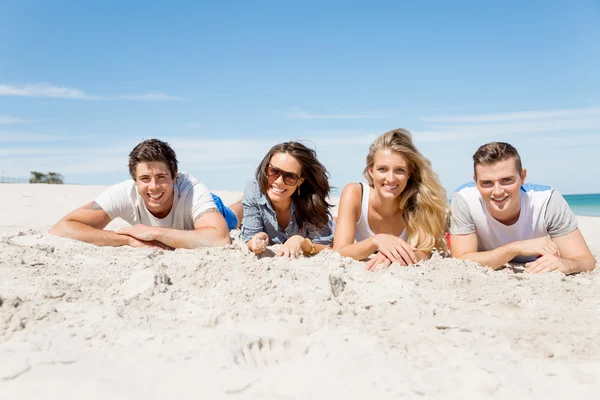 Compagnia di giovani sulla spiaggia — Foto Stock