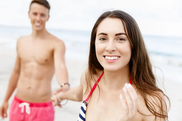 Romantic young couple on the beach — Stock Photo, Image