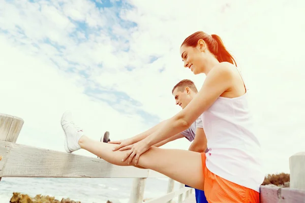 Runners. Young couple exercising on beach — Stock Photo, Image