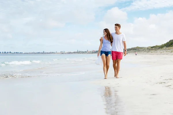Romantische jonge paar op het strand — Stockfoto