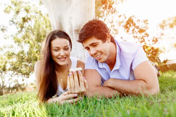 Jong stel in het park — Stockfoto