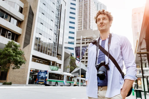 Male tourist in city — Stock Photo, Image