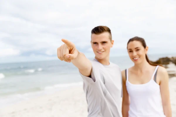 一緒にビーチに立っているランナーのカップル — ストック写真