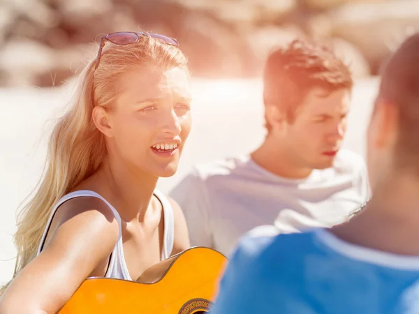 Bela jovem tocando guitarra na praia — Fotografia de Stock