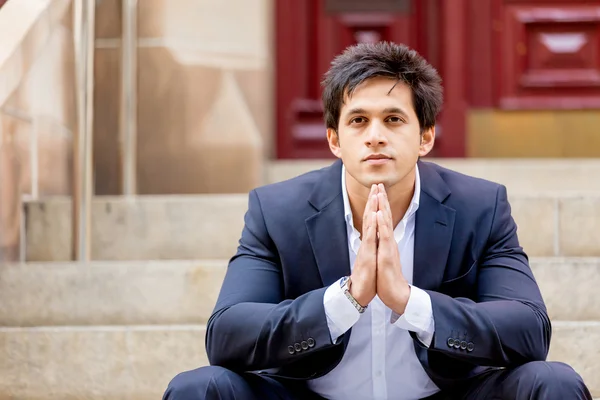 Retrato de empresario confiado al aire libre — Foto de Stock