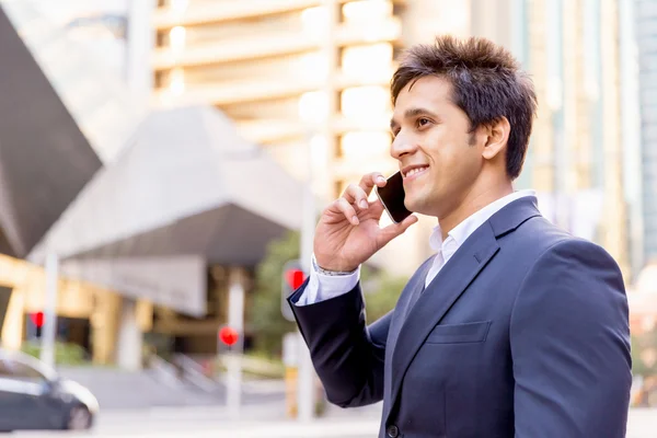 Retrato de empresario confiado al aire libre — Foto de Stock