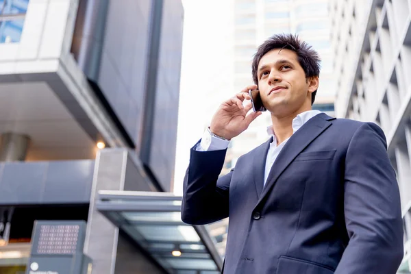 Retrato de empresario confiado con teléfono móvil al aire libre — Foto de Stock