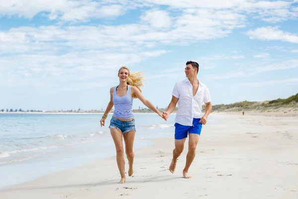 Romantische jonge paar op het strand — Stockfoto