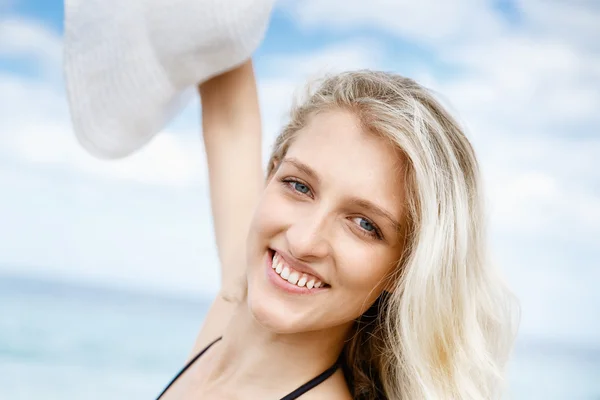 Junge Frau am Strand — Stockfoto