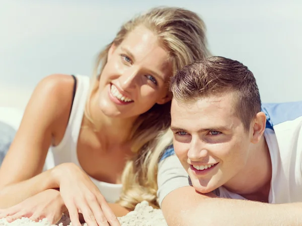 Romantico giovane coppia sulla spiaggia — Foto Stock