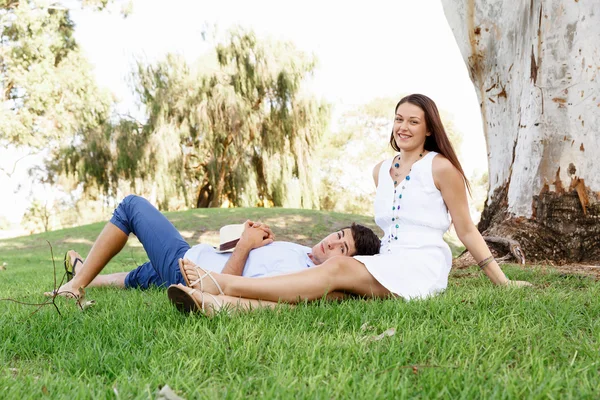 Jovem casal no parque — Fotografia de Stock