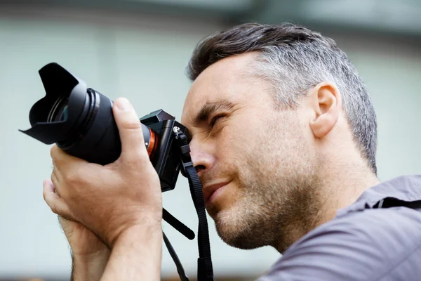 Mužské Fotograf fotografování snímku — Stock fotografie