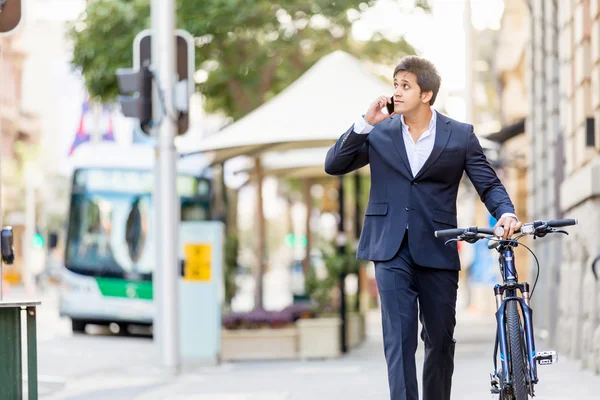 Başarılı bir iş adamı binicilik bisiklet