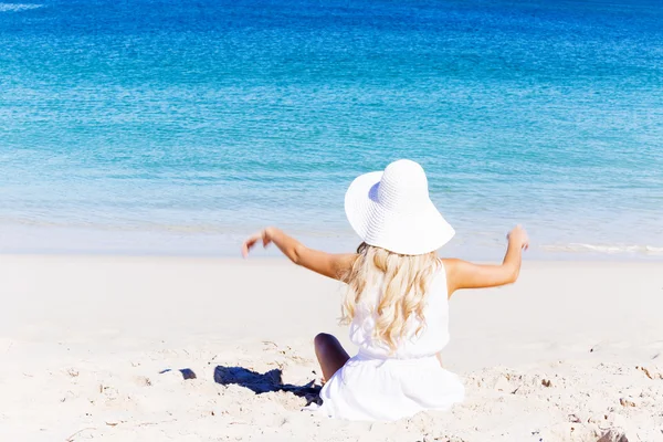 Jeune femme relaxante sur la plage — Photo