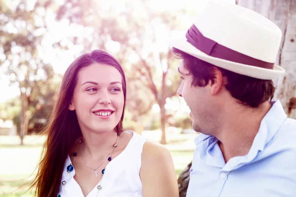 Jovem casal no parque — Fotografia de Stock