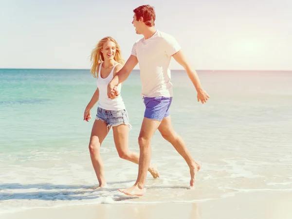 Romantische jonge paar op het strand — Stockfoto