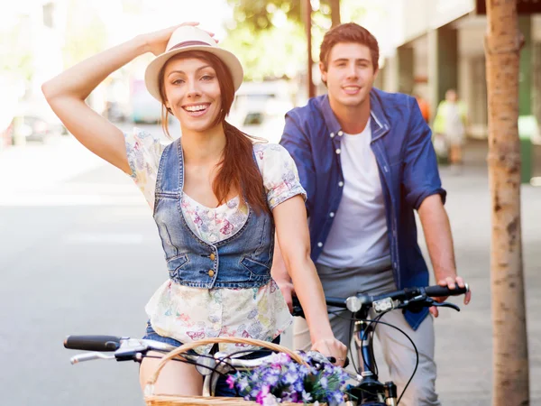 Happy couple in city with bike — Stock Photo, Image