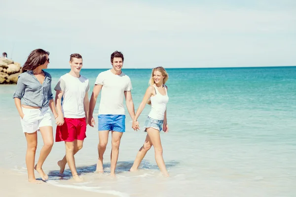 Compañía de jóvenes en la playa — Foto de Stock