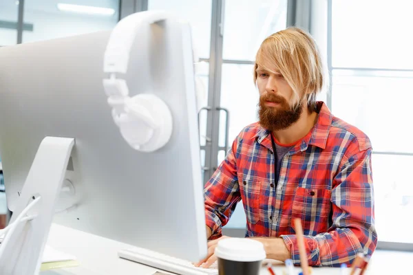 Schöner Geschäftsmann im Amt — Stockfoto