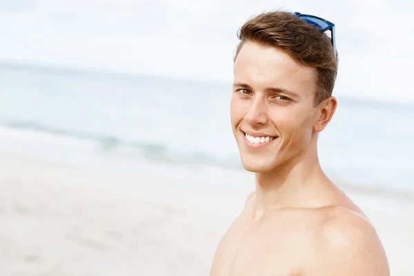 Красивый мужчина позирует на пляже — стоковое фото