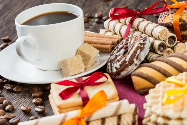 Biscuits and coffee on table — Stock Photo, Image