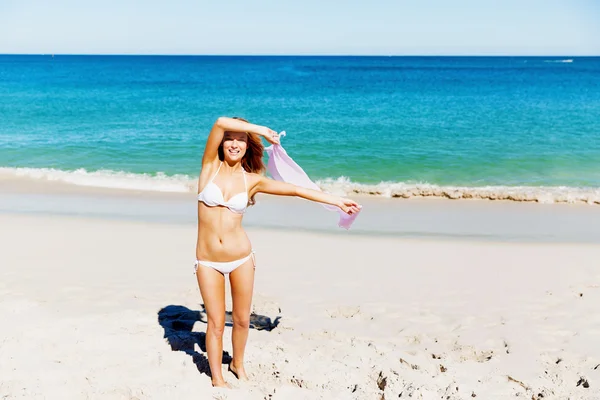 Young woman relaxing on the beach — Stock Photo, Image