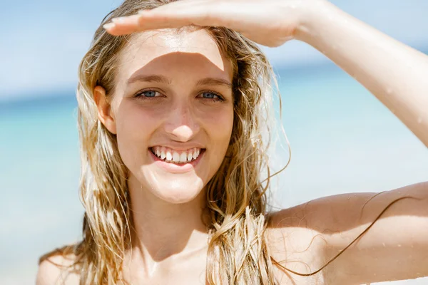 Jonge vrouw op het strand — Stockfoto