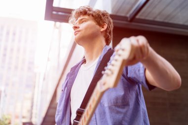 Gitar City ile genç müzisyen