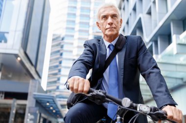 Başarılı bir iş adamı binicilik bisiklet