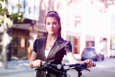 Genç kadın üzerinde bisiklet commuting