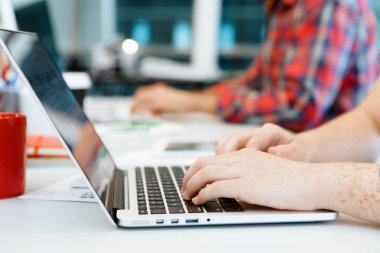 Klavyeye yazı yazan eller