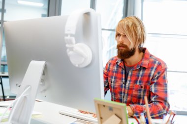 ofis yakışıklı işadamı