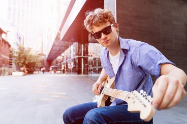 Gitar City ile genç müzisyen