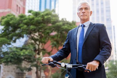 Başarılı bir iş adamı binicilik bisiklet