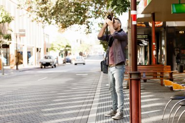 Erkek fotoğrafçı alarak resim