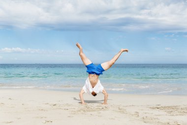 genç adam sahilde atlama