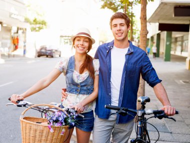 Şehir bisikleti ile mutlu çift