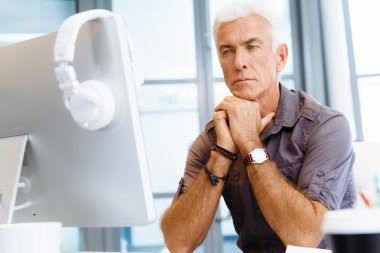 ofis yakışıklı işadamı