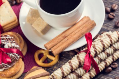 Bisküvi ve kahve masada