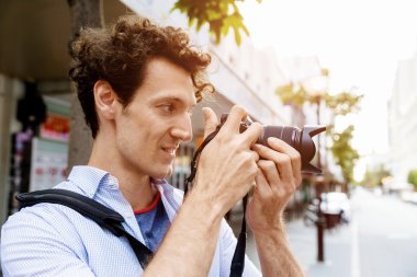 Erkek fotoğrafçı alarak resim