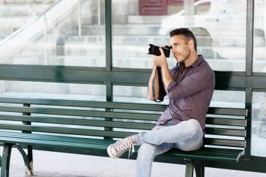 Erkek fotoğrafçı alarak resim