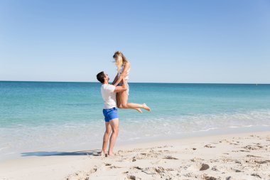 Mutlu çift Beach tatile atlama