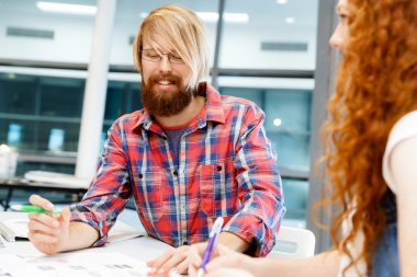 İş arkadaşları birlikte çalışma