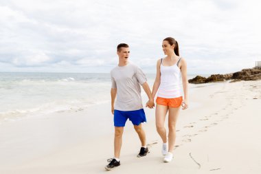 Kaçakçıları. Plajda çalışan genç Çift