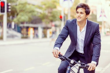 Başarılı bir iş adamı binicilik bisiklet