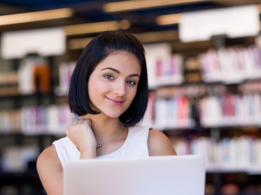 Mutlu kız öğrenci Kütüphanesi'nde