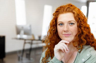 Yaratıcı iş kadını ofiste