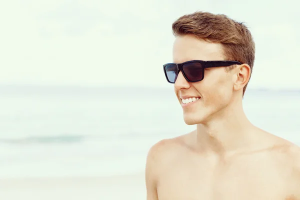 Beau homme posant à la plage — Photo