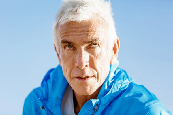 Portret van senior man buiten in sport slijtage — Stockfoto