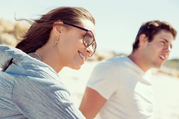 Portret van een jonge vrouw op strand — Stockfoto